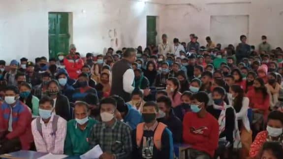 युवाओं को सफल बनाने के लिए गरीब छात्रों को मुफ़्त में कोचिंग दे रहे अपर समाहर्ता