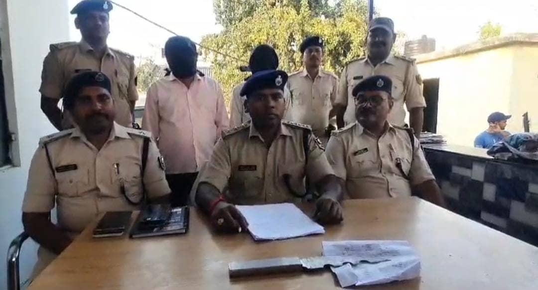 प्यार करने की मिली खौंफनाक सजा! लड़की के पिता ने भरी पंचायत में प्रेमी को चाकू मारकर उतारा मौत के घाट, तीन आरोपी गिरफ्तार, पढ़ें दिल दहलानेवाली पूरी घटना   