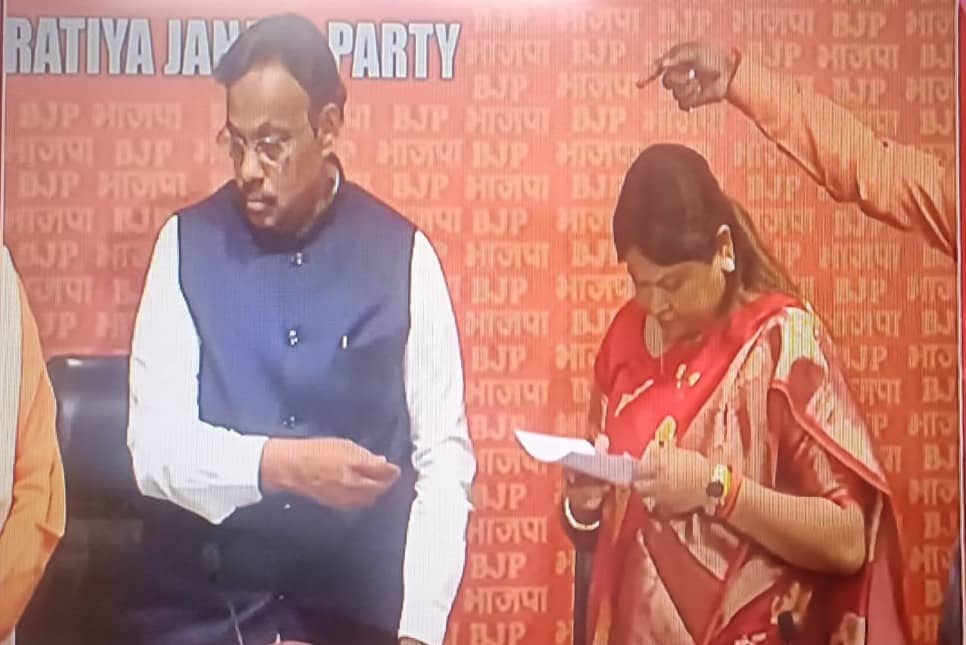 BIG BREAKING : कमल की हुई सीता! भाजपा में शामिल होने के साथ कहा- झारखंड को मोदी का परिवार ही बचा सकता है