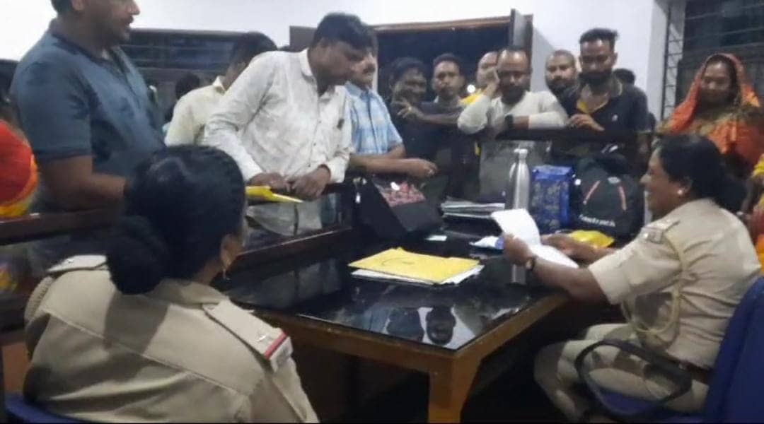 सरायकेला: 45 साल पहले पूजा कमिटी ने पुरोहित को दी थी जमीन, अब खाली करने के लिए बनाया जा रहा दबाब, पढ़ें वजह