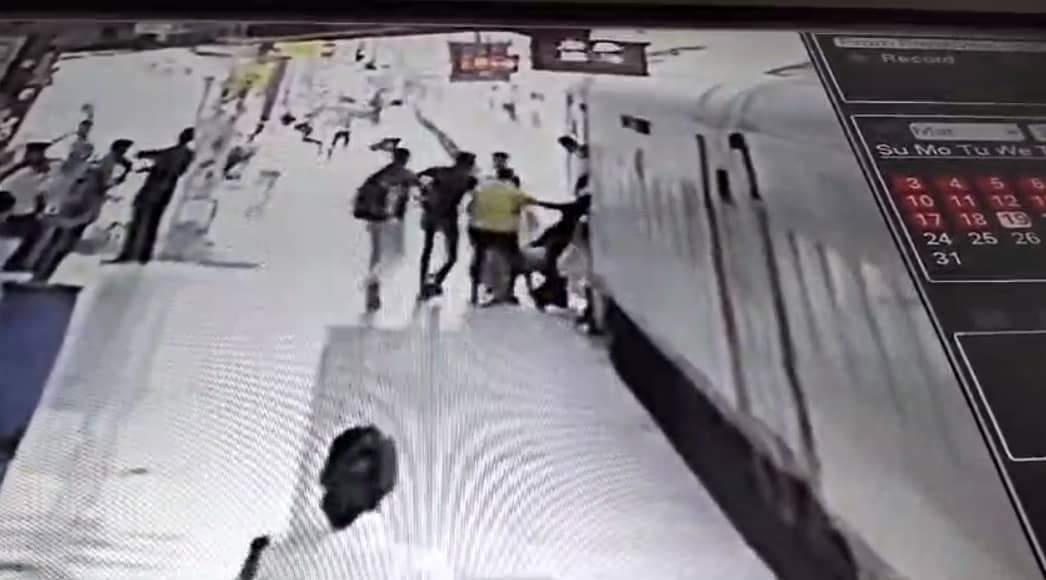 Jamshedpur News : अपनी जान की परवाह किए बगैर महिला कांस्टेबल ने महिला यात्री की बचाई जान, देखिए वीडियो