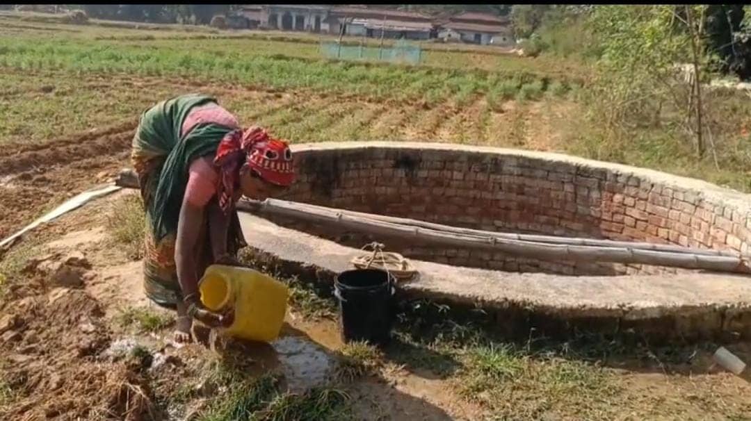 देश मना रहा है विश्व जल दिवस, लेकिन बूंद-बूंद को तरस रहे लोहरदगा के ग्रामीण, वर्षों से खराब पड़े है कई हैंडपंप,लेकिन विभाग को नहीं है परवाह     