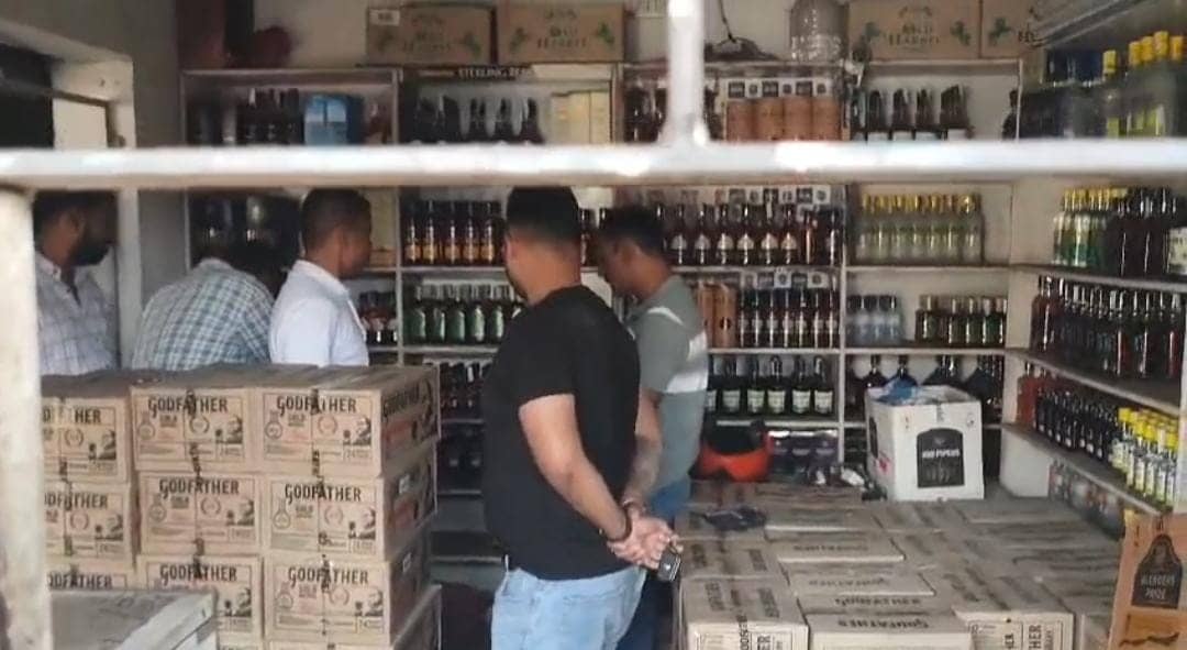 सरायकेला में बढ़ा चोरों का आतंक! कांड्रा के शराब दुकान में लाखों की चोरी; पुलिस की सक्रियता पर उठे सवाल     