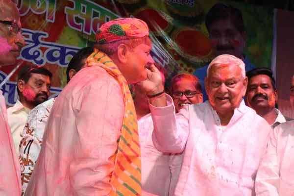 धनबाद में होली: टिकट के टेंशन के बीच धनबाद में "होरी रे रसिया",समर्थकों में तो उत्साह लेकिन तनाव में "नेताओं" की टोली