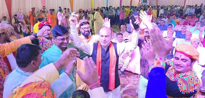 चुनावी मौसम में होलियाना मूड में नजर आए फारबिसगंज के बीजेपी विधायक विद्यासागर केसरी, होलीकोत्सव में जमकर किया एंजॉय