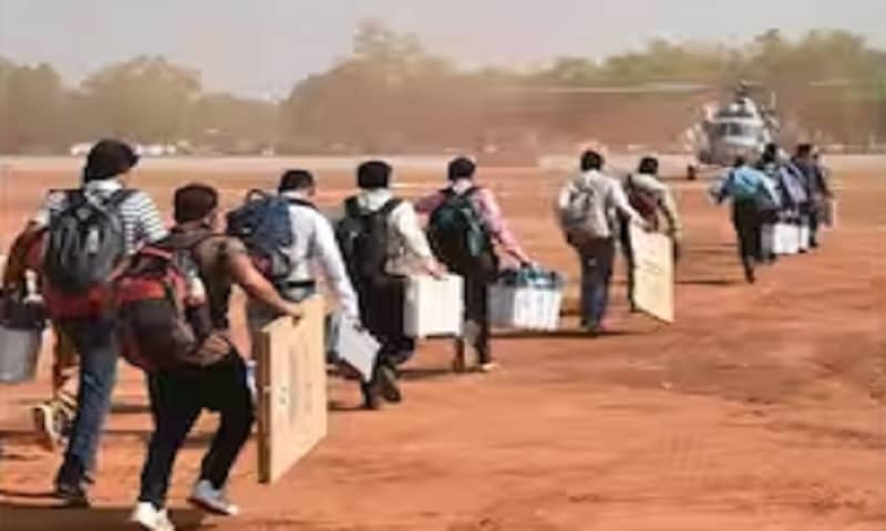 झारखंड के नक्सल प्रभावित व दुर्गम इलाके में हेलीकॉप्टर से मतदान केंद्र पहुंचेंगे पोलिंग पार्टी, युद्ध स्तर पर हो रही प्रशासनिक तैयारी