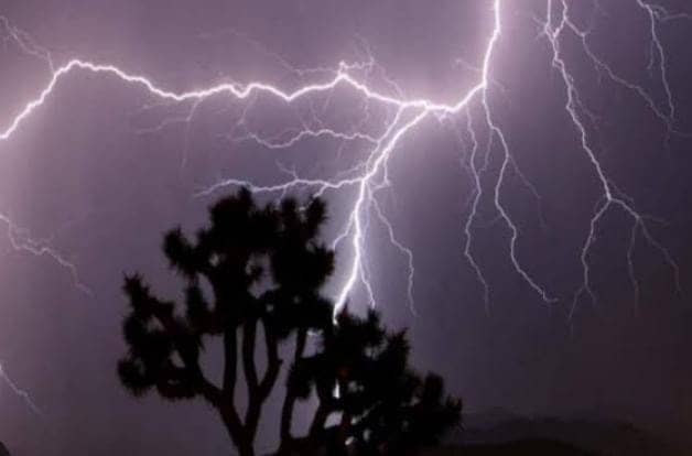 सरायकेला में वज्रपात ने बरपाया कहर! चपेट में आकर 60 वर्षीय बुजुर्ग की मौत, एक घायल  