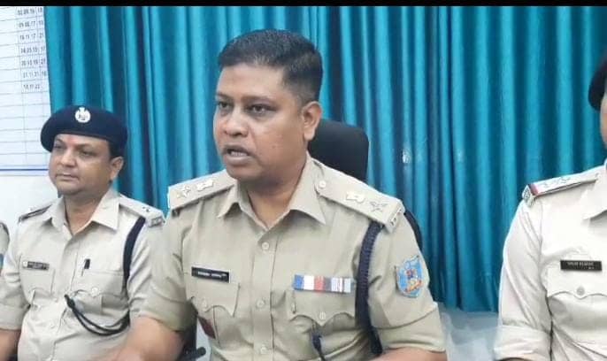 सरायकेला:हत्या की योजना बनाते दो हिस्ट्रीशीटर अपराधी गिरफ्तार, रवि शर्मा हत्याकांड मामले में आरोपी है मुरारी सिंह, पढ़ें पूरा मामला    