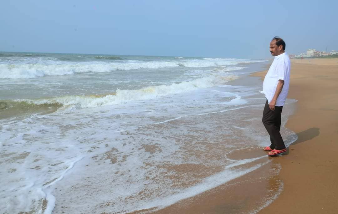 ओडिशा के राज्यपाल रघुवर दास ने होली के मौके पर समुद्र तट का लिया आनंद लिया, पूरे देशवासियों को होली की दी शुभकामना 