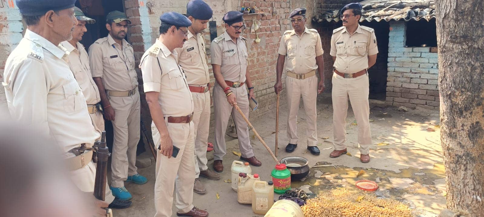 लोकसभा चुनाव को देखते हुए उत्पाद विभाग सक्रिय,बिहार पुलिस की मदद से सीमावर्ती क्षेत्रों में चलाया जा रहा है व्यापक अभियान, पढ़िये कहां का है मामला