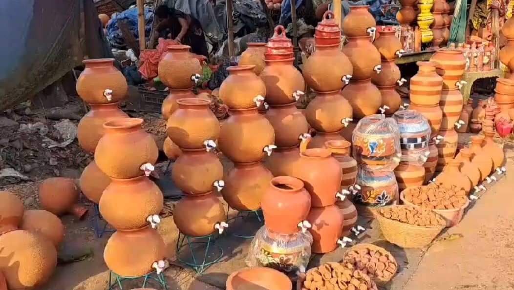 गर्मी आते ही बढ़ी देसी फ्रिज की डिमांड, लौहनगरी में मिट्टी के घड़ों और सुराही से सजा बाजार, कुम्हारों के चेहरे पर खिली मुस्कान   