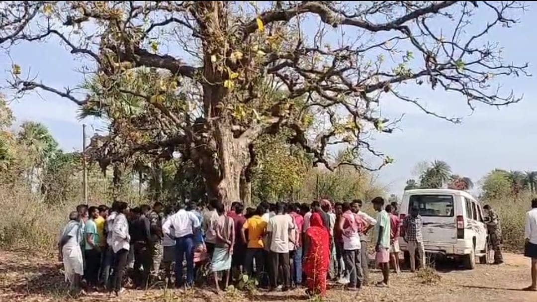 दुमका: जरमुंडी में पेड़ से लटका मिला युवक का शव, जांच में जुटी पुलिस