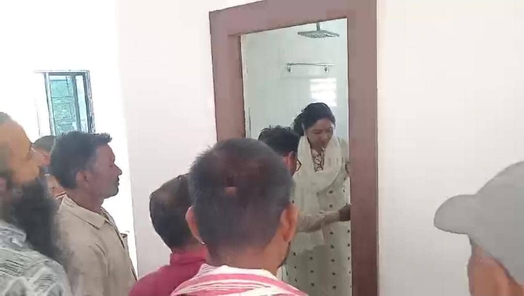 जब कार्यालय के बाथरूम में घंटों बंद रही भाजपा महिला मोर्चा की प्रदेश स्तरीय एक नेत्री, फिर क्या हुआ देखें वीडियो