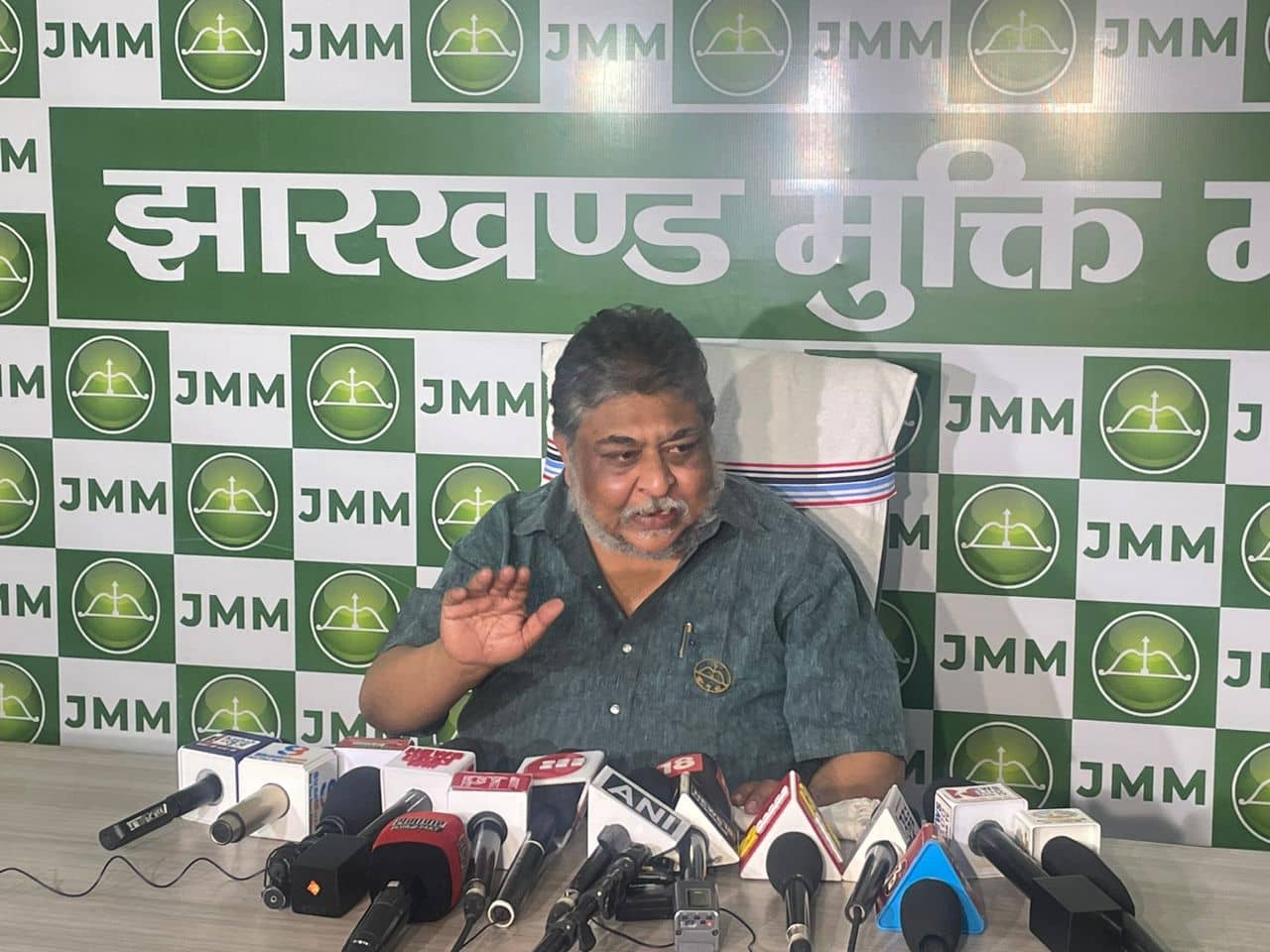 “आदिवासी के पॉकेट में एक हजार नहीं होता और हड़प लिया करोड़ों की जमीन” पर सियासत तेज, झामुमो का दावा आदिवासियों को अपमानित करने पर उतारु है भाजपा