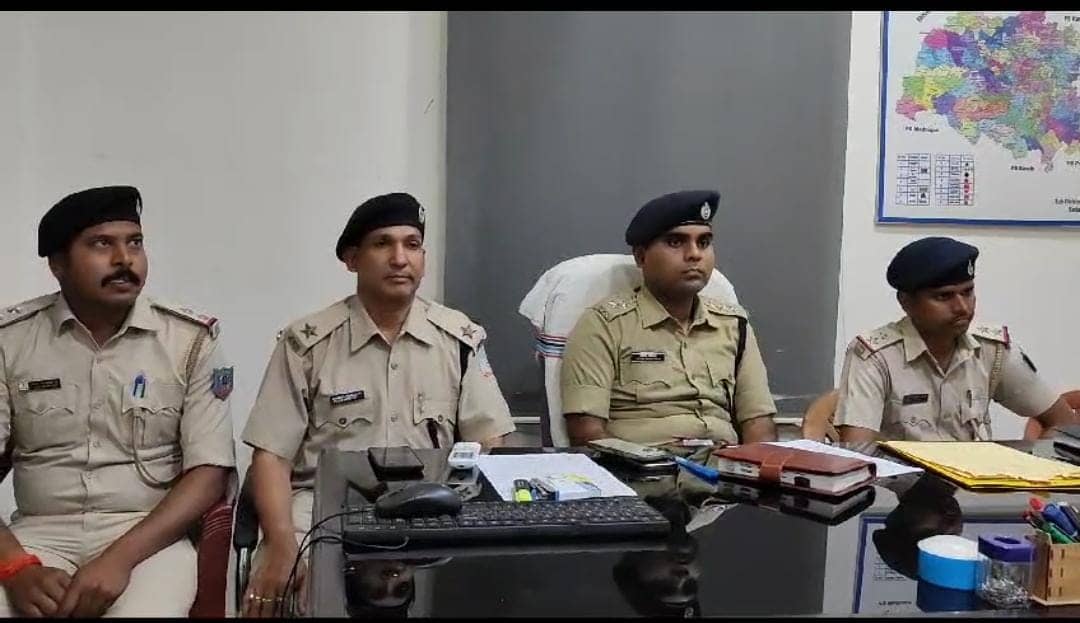 देवघर: कुख्यात आशीष मिश्रा गिरोह के तीन सदस्य गिरफ्तार, अवैध हथियार और गोली बरामद