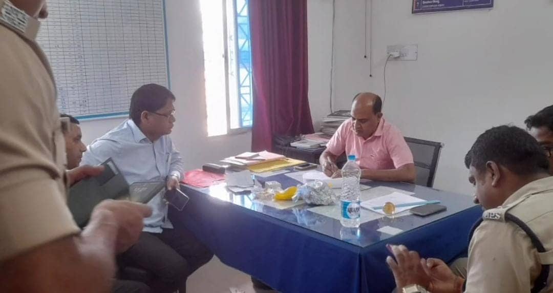 Election News:साहिबगंज रेलवे स्टेशन से चेकिंग के दौरान 60 ग्राम सोना और 2 किलो चांदी बरामद, जांच में जुटी पुलिस   