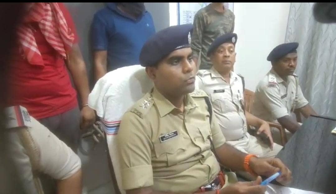 देवघर:मृत बाबा परिहस्त गैंग के दो सक्रिय सदस्य रंगदारी मांगते रंगे हाथ गिरफ्तार, कट्टा और कारतूस भी बरामद, पूछताछ जारी