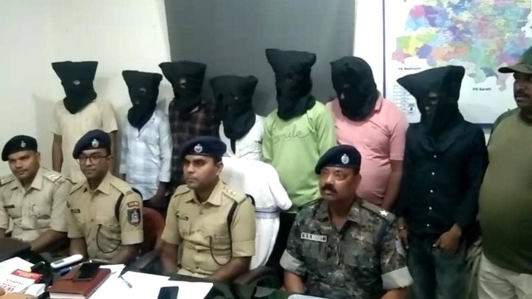 देवघर:नशे के अवैध खेल का उद्भेदन, भारी मात्रा में गांजा के साथ 7 तस्कर गिरफ्तार, पुलिस ने खदेड़ पर पकड़ा