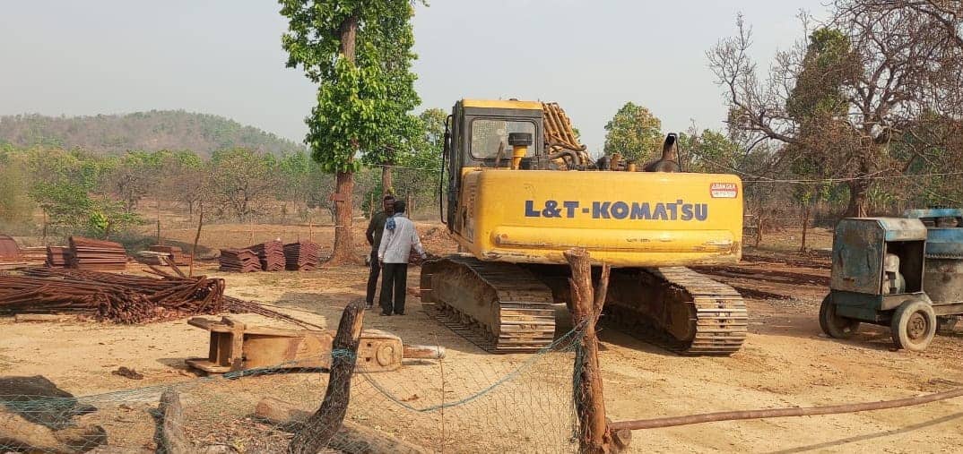 Breaking News : बोकारो में नक्सलियों का तांडव, निर्माण कंपनी के कार्य स्थल पर जेसीबी चालक के साथ की मारपीट
