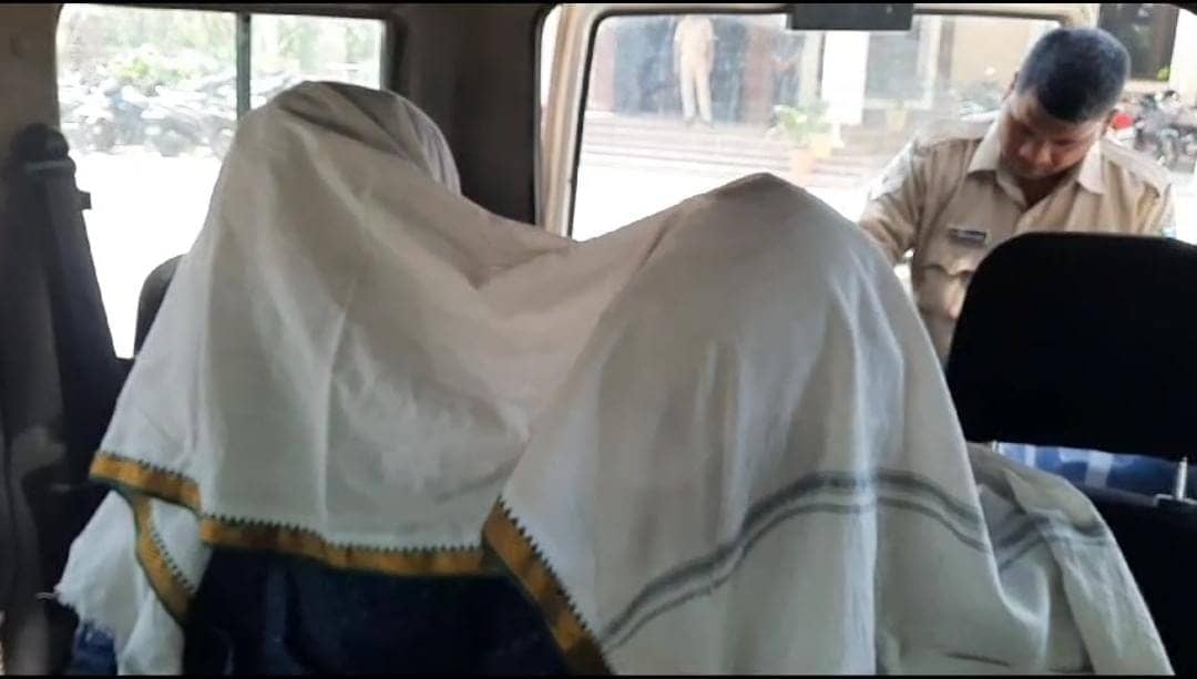 Saraikela Crime News: पुलिस ने 48 घंटे के अंदर बमबाजी की घटना का किया खुलासा, दो अपराधी गिरफ्तार  