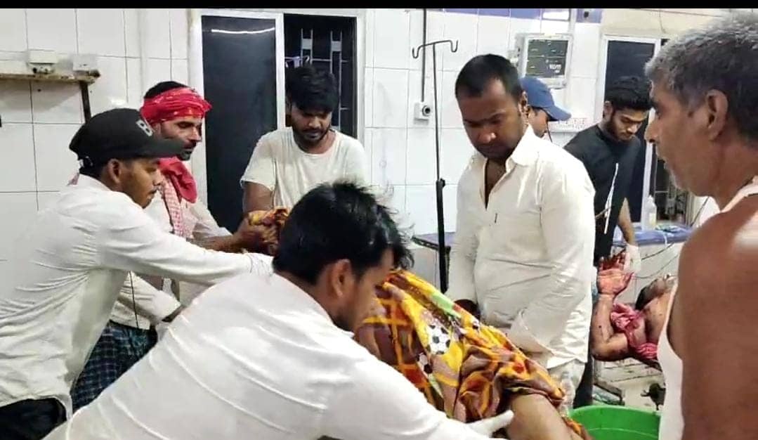 Bihar: हथियारबंद अपराधियों ने बाप-बेटे को गोलियों से भूना, बेटे की मौत, पिता की हालत गंभीर