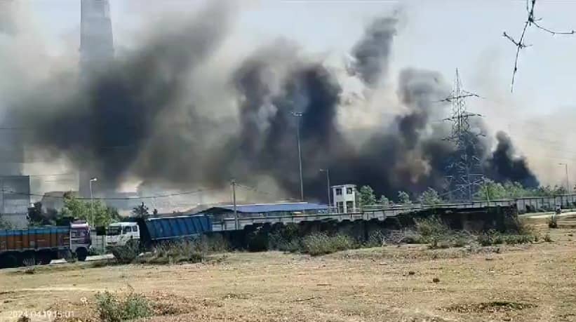 BREAKING : चतरा में NTPC प्लांट में अचानक लगी आग, मची अफरातफरी, देखिए वीडियो