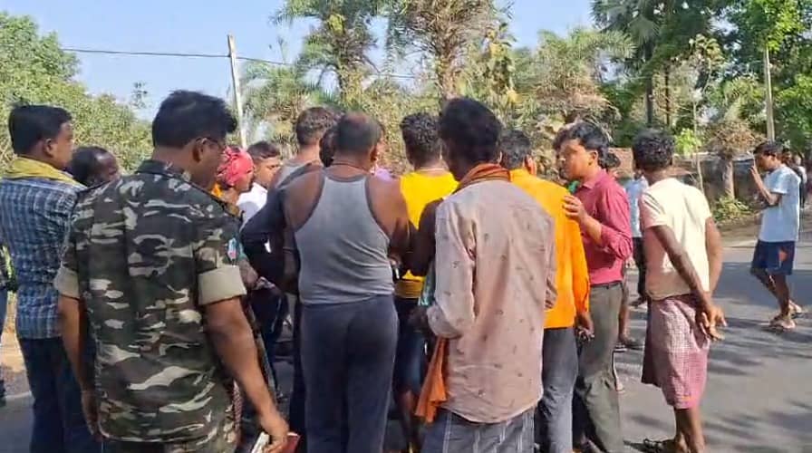 दुमका: बासुकीनाथ नोनीहाट मुख्य मार्ग पर सड़क दुर्घटना में एक की मौत दो घायल, 5 घंटे बाद हटा जाम