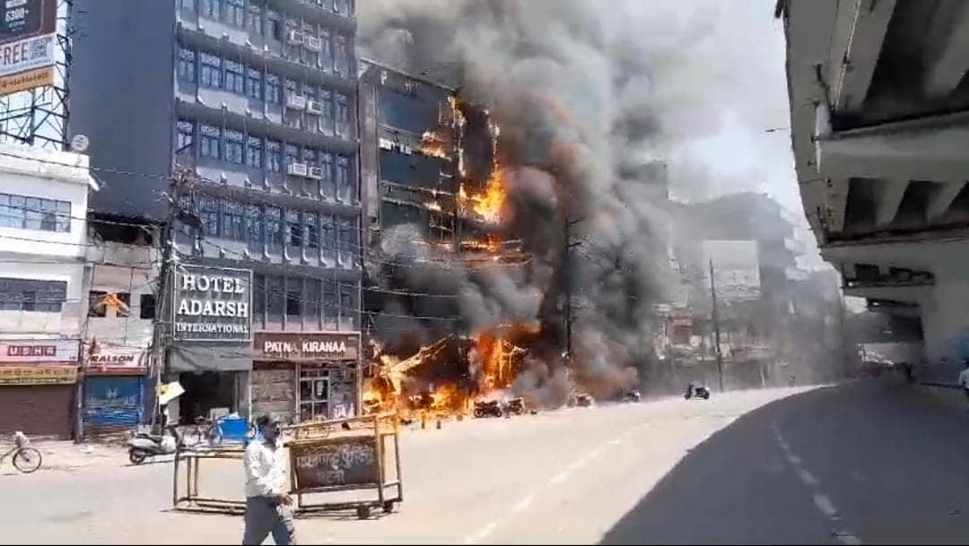 BREAKING: पटना के पाल होटल में लगी भीषण आग, अब तक तीन लोगों की मौत, रेस्क्यू जारी, देखिए VIDEO