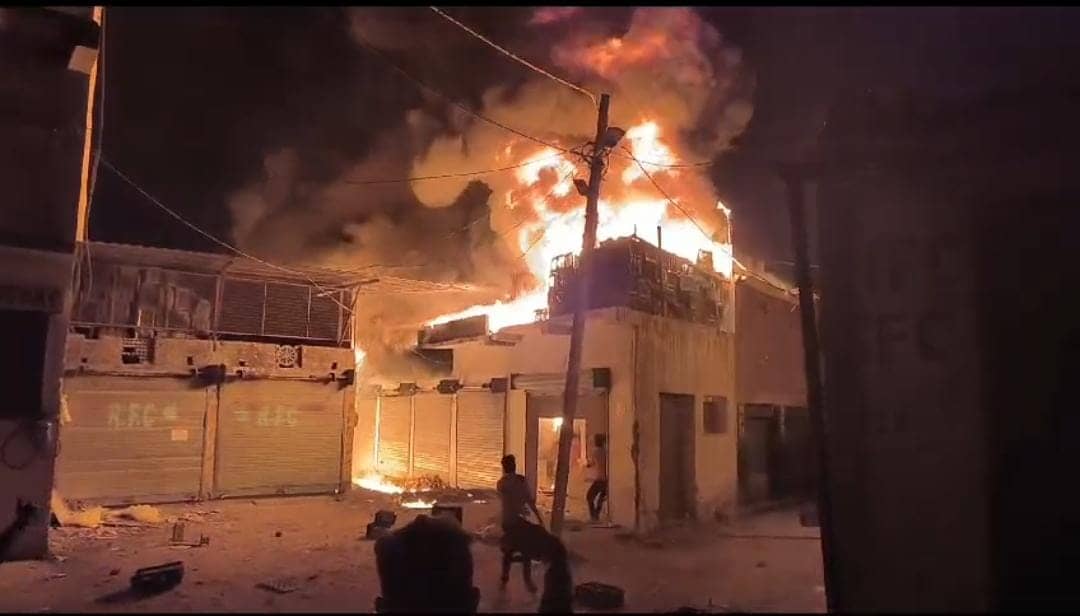 रांची: हरमू के फल मंडी में लगी भीषण आग, लाखों का नुकसान