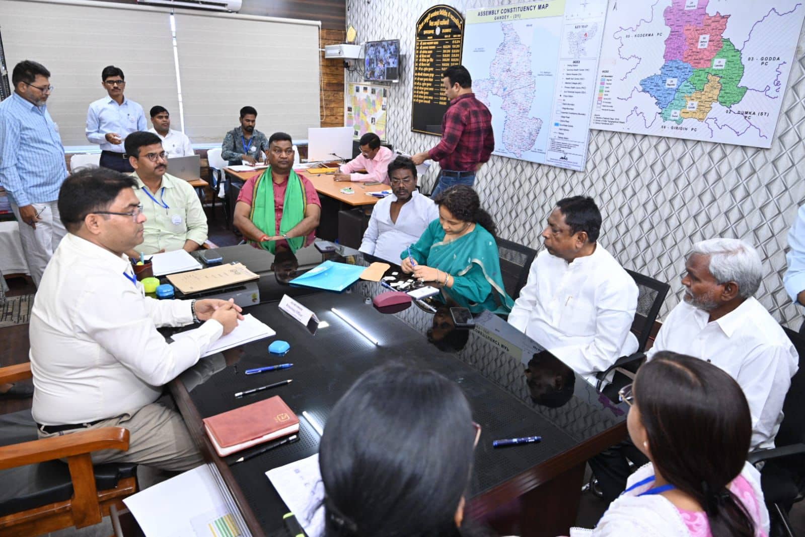 Gandey By Election: नामांकन के पहले एक अविस्मरणीय क्षण! कल्पना सोरेन ने इस दिग्गज का छूआ पैर, जानिए कौन है वह चेहरा