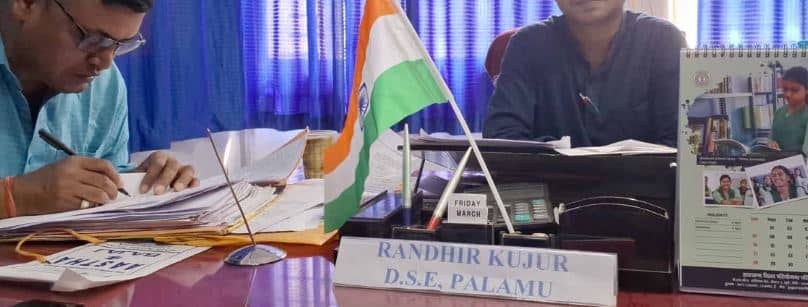 पलामू: छठी क्लास के छात्र को स्कूल में बंद कर शिक्षक निकला घर, छह घंटे के बाद ग्रामीणों ने निकाला बाहर