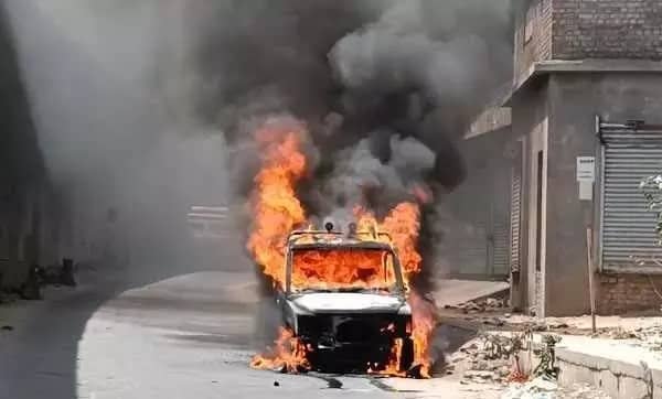 Breaking: हजारीबाग में जिला प्रशासन की चलती गाड़ी में अचानक लगी आग, चालक ने कूदकर बचाई जान