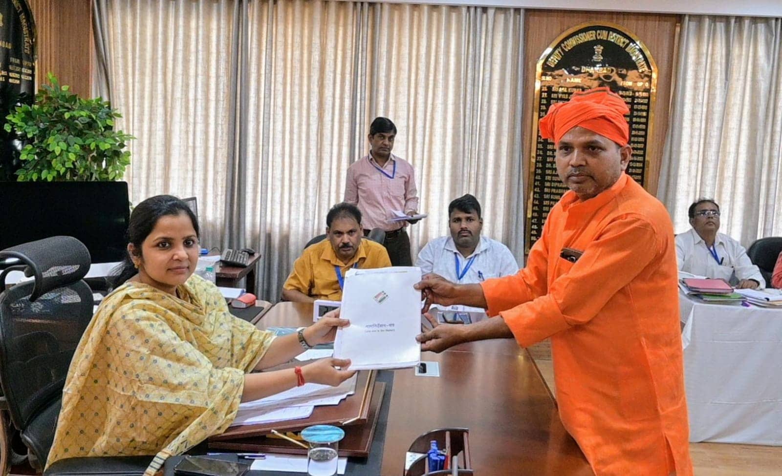 Dhanbad Loksabha: गुरुवार को तीन उम्मीदवारों ने किया चुनाव के लिए नामांकन, पढ़िए