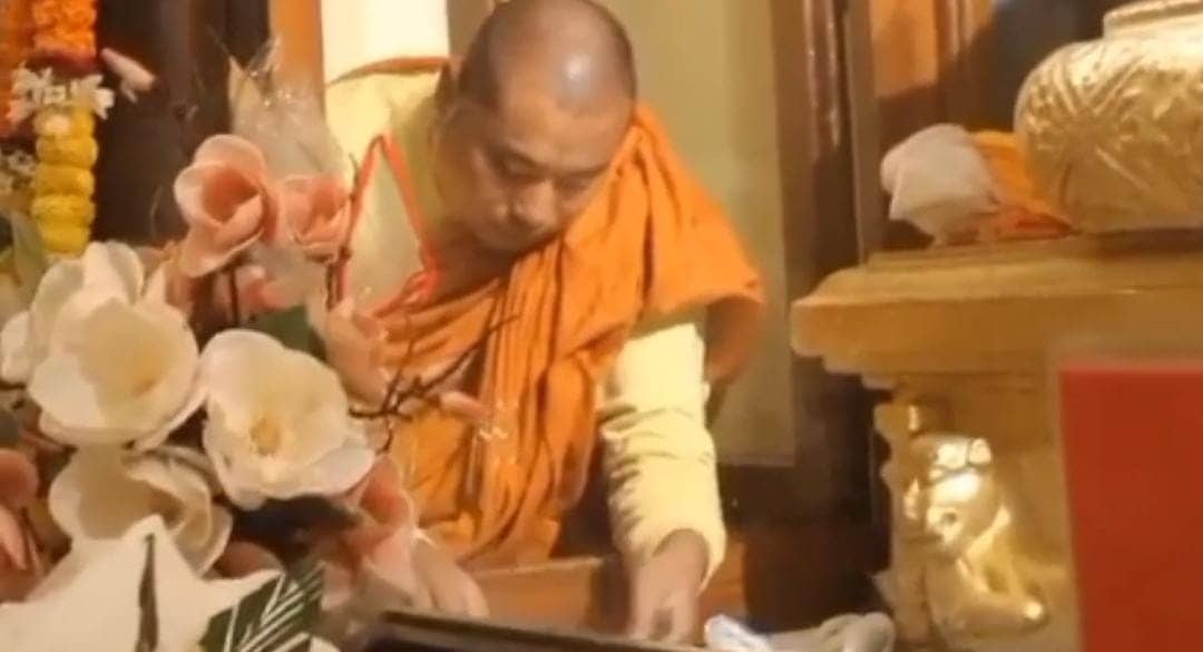 चोरी करने का अनोखा अंदाज! बौद्ध भिक्षु ने पहले दान पेटी से निकाले पैसे फिर भगवान बुद्ध को पैर छूकर किया नमन, देखिए VIDEO