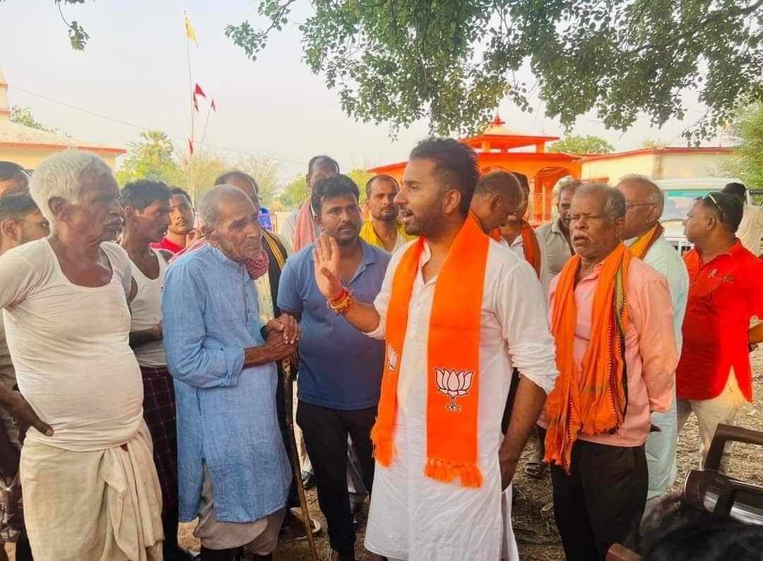 Election 2024: बाप की लड़ाई में बेटा बहा रहा पसीना! चुनावी मैदान में कूदे निशिकांत और प्रदीप यादव के पुत्र, घर-घर जाकर मांग रहे वोट