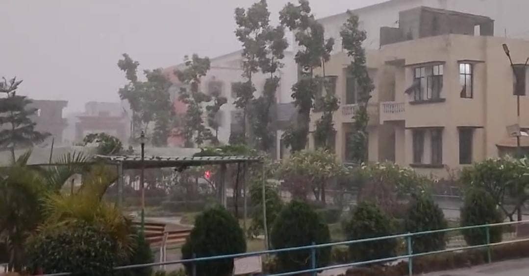 Bihar Weather Report:झारखंड के बाद अब बिहार में भी बदला मौसम का मिजाज, कई जिलों में शुरु हुई झमाझम बारिश