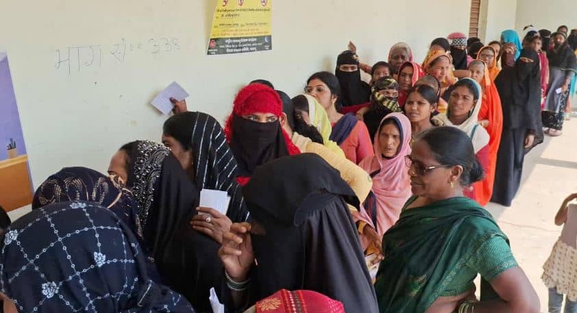 Palamu Loksabha Election-वोट बहिष्कार के पोस्टर वाले इलाके में मतदाताओं की लम्बी कतार