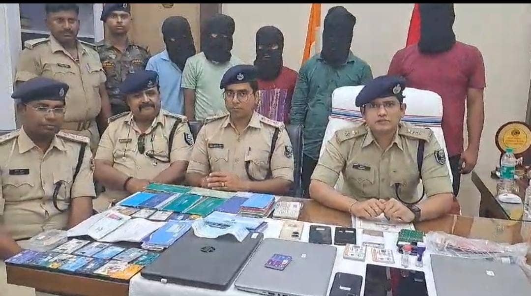 Cyber Crime:पुलिस के हत्थे चढ़े पांच साइबर ठग, 24 डेबिट कार्ड 4 लैपटॉप और कई सिम बरामद  