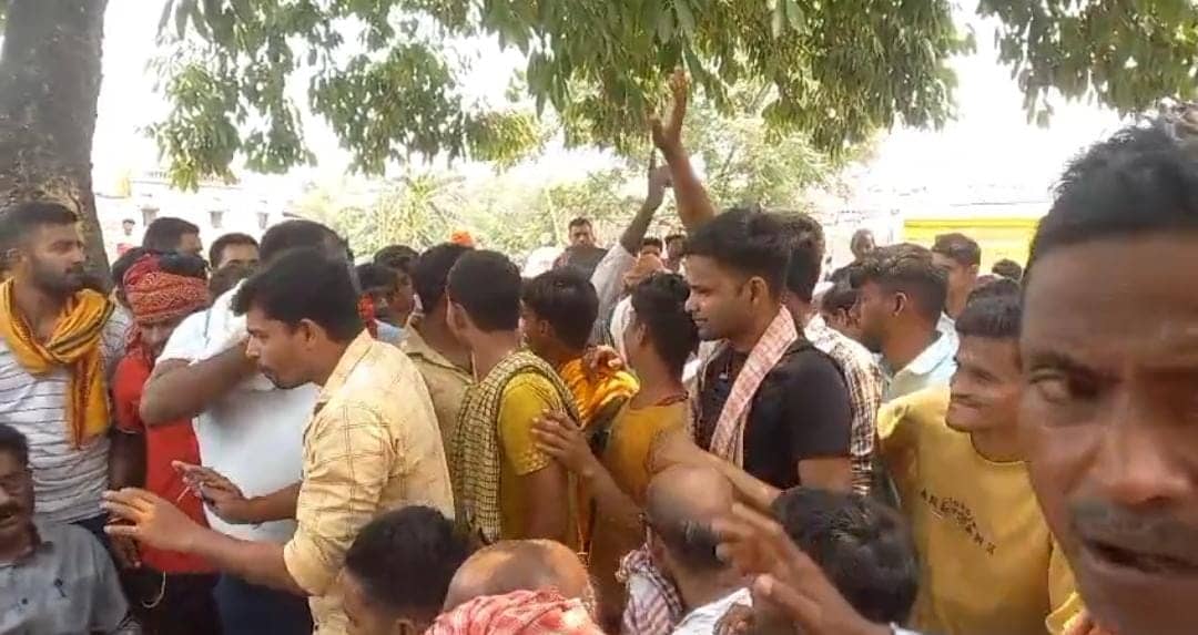 Loksabha Election 2024 : जर्जर सड़क के विरोध में गोपालगंज के लोगों का अनोखा प्रदर्शन, ढोल नगाड़ों के साथ रोड नहीं तो वोट नहीं का दिया नारा