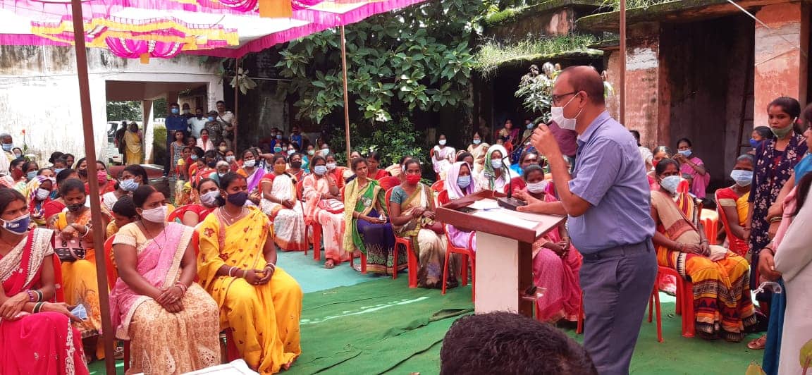 लोहरदगा में सांसद आदर्श ग्राम बदला में 73 लाभुकों के बीच मुर्गी चूजा का वितरण