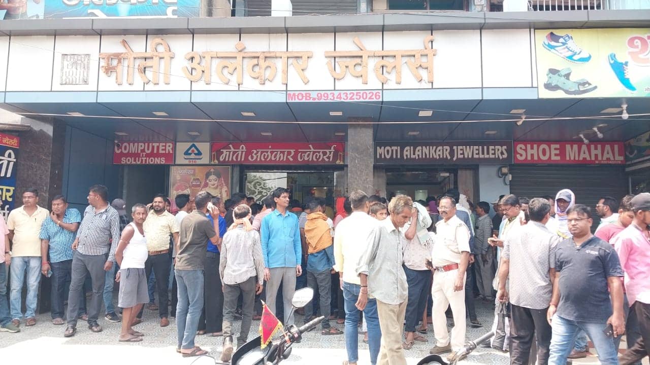 Breaking: बोकारो में दिनदहाड़े बाइक सवार बदमाशों ने ज्वेलर्स पर चलाई गोली, CCTV में कैद हुए हमलावर 