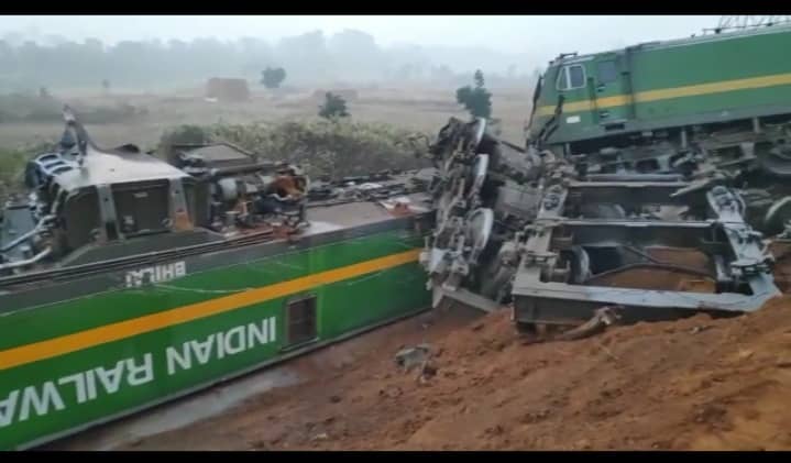 एक ही पटरी पर दो मालगाड़ी आपस में टकराई, देखिए वीडियो