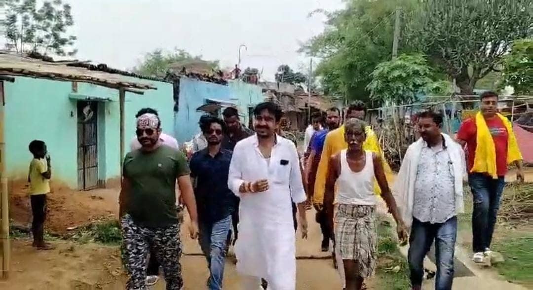 LS Election 2024:चुनाव चिन्ह आवंटन के बाद गोड्डा में नेताओं के जनसंपर्क ने पकड़ा जोर, जनता को रिझाने में लगे सभी प्रत्याशी 