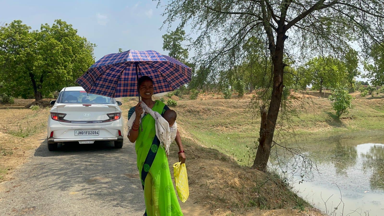 44 डिग्री पारा भी नहीं तोड़ पा रहा वोटिंग के प्रति उत्साह, 9 माह के बच्चे को लेकर 5 किलोमीटर दूर मतदान करने पहुंची महिला