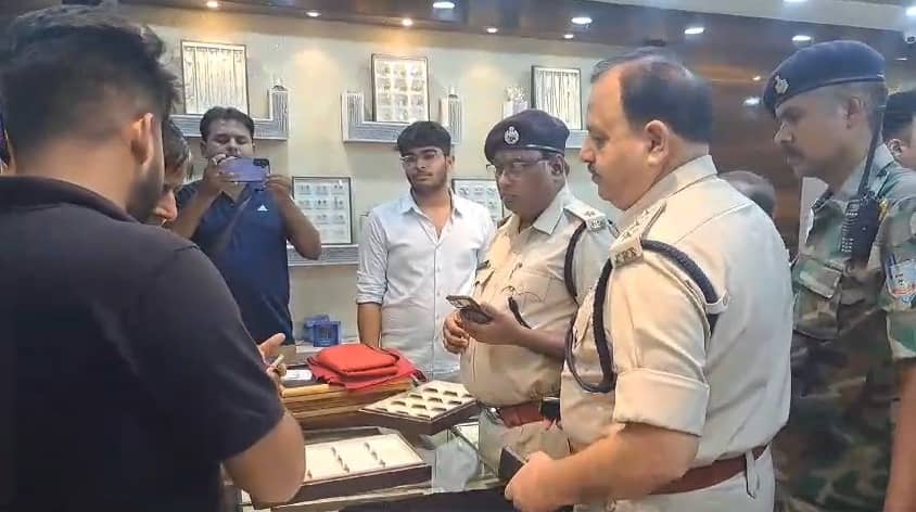Crime News: अपराधियों ने जमशेदपुर पुलिस को दी चुनौती, सोनारी मेन रोड के ज्वेलरी दुकान में दिनदहाड़े की डकैती
