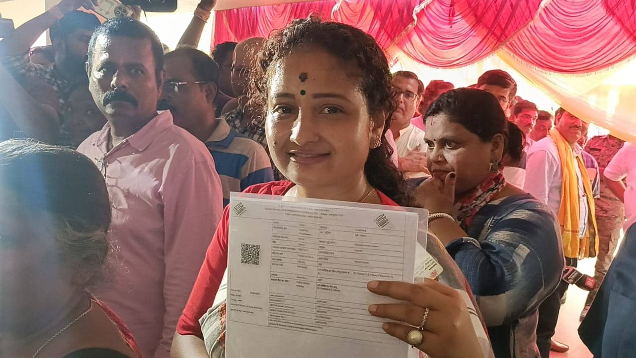 Jharkhand Loksabha Election: लोकतंत्र की खूबसूरत तस्वीर, आम और खास सब बराबर, कल्पना सोरेन ने लाइन में लगकर किया मतदान