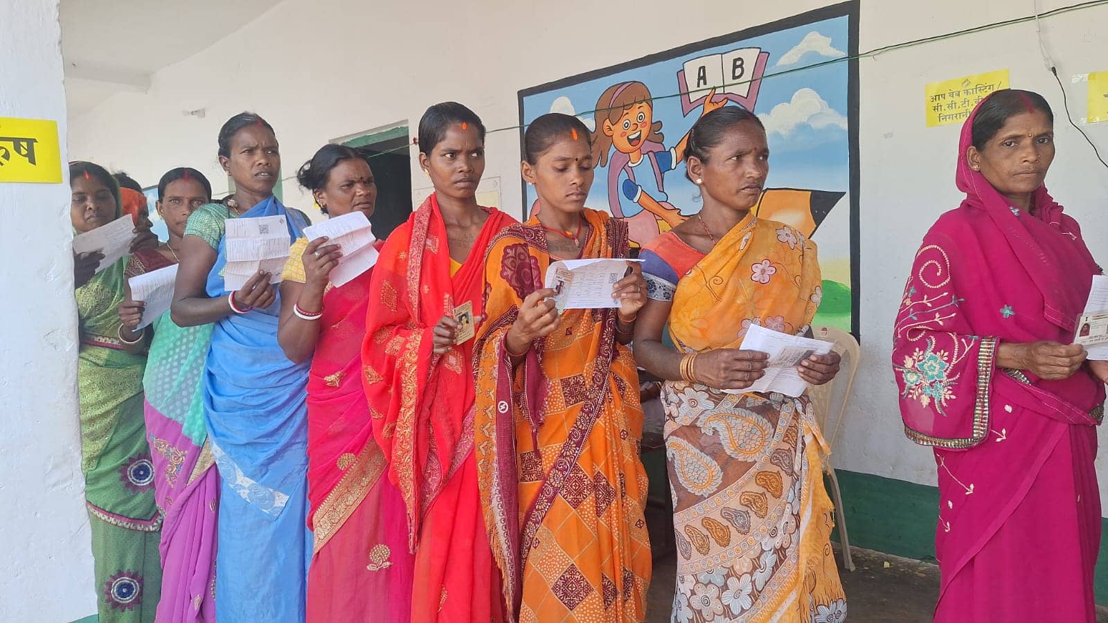 गिरिडीह के नक्सल प्रभावित क्षेत्रों में भी हो रहा है शांति पूर्ण रूप से मतदान, मतदाता अपने-अपने बूथो पर बिना डर भय का कर रहे वोटिंग