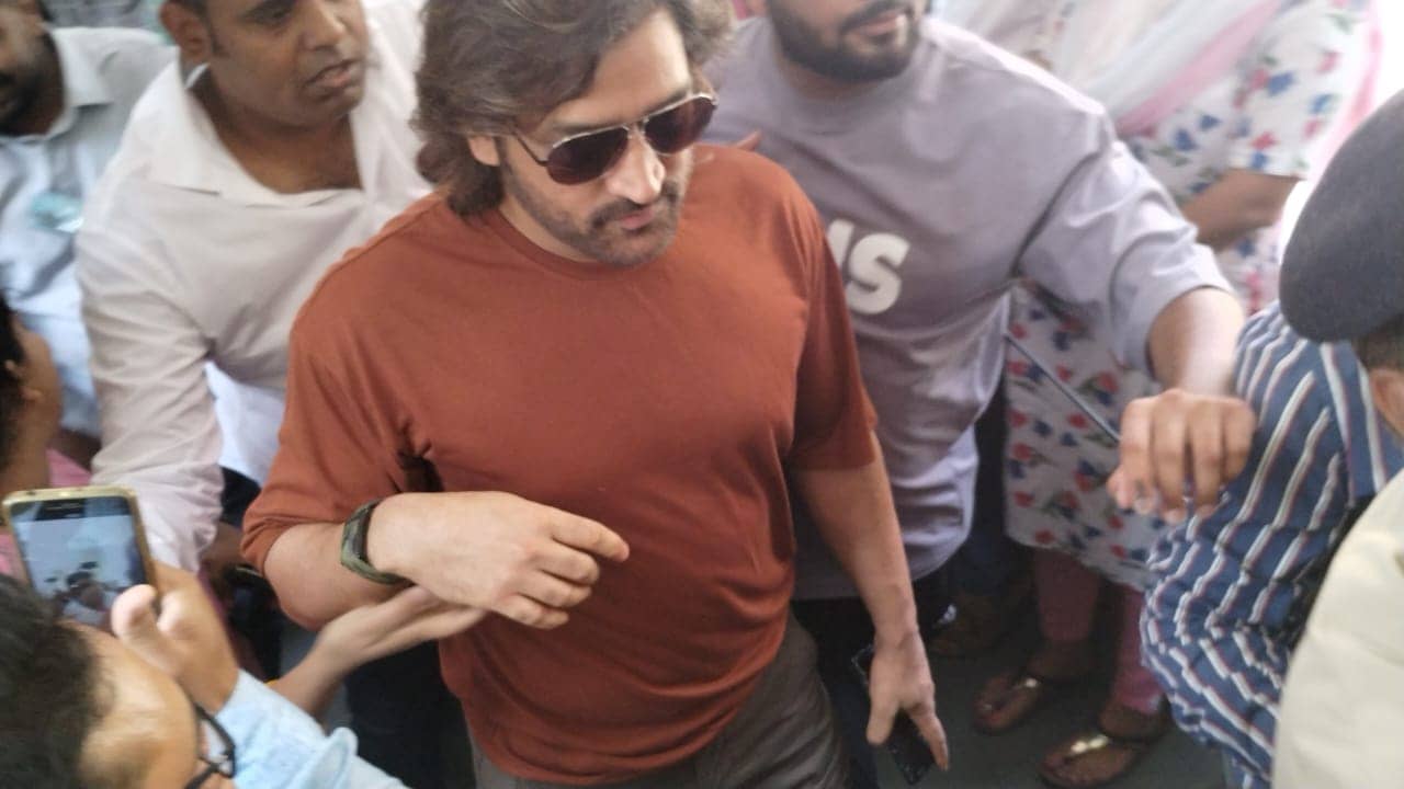 Loksabha Election 2024: पूर्व भारतीय कप्तान महेंद्र सिंह धोनी ने किया मतदान, देखिए तस्वीर