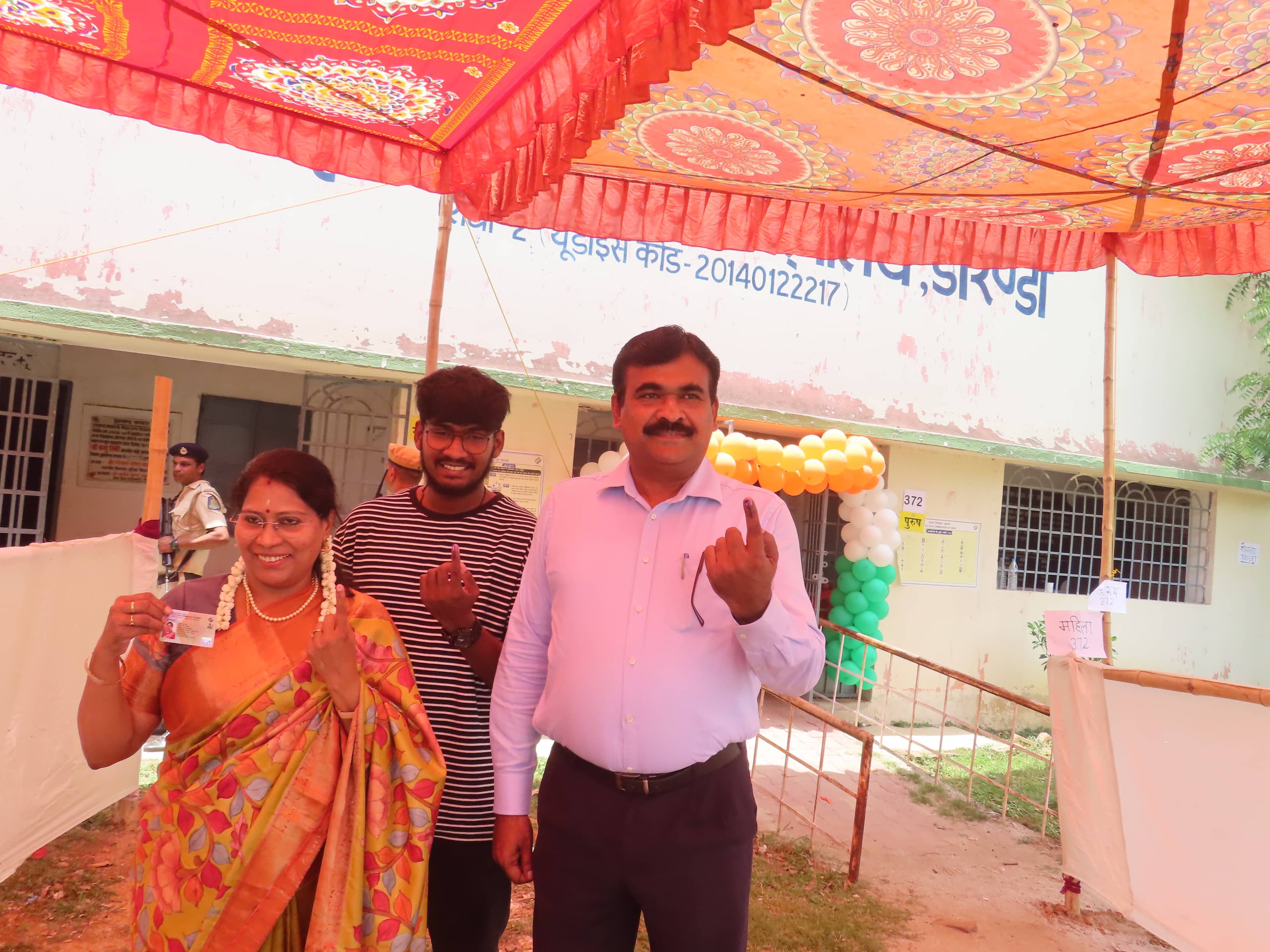 लोकसभा चुनाव 2024 : मुख्य निर्वाचन पदाधिकारी के.रवि कुमार ने डोरंडा के मतदान केन्द्र पर सपरिवार किया मतदान