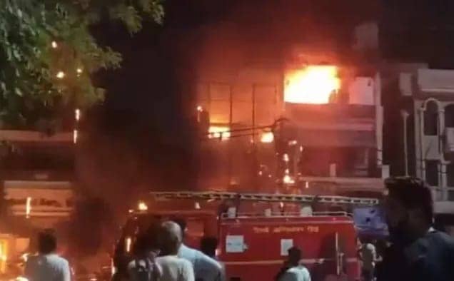 दिल्ली के डे केयर सेंटर में लगी आग, 6 नवजात की मौत, संचालक फरार